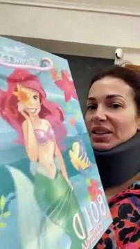 Ελένη Χατζίδου: Με κολάρο στο βίντεο που δημοσίευσε μετά τον τραυματισμό της - Τα δώρα της κόρης της