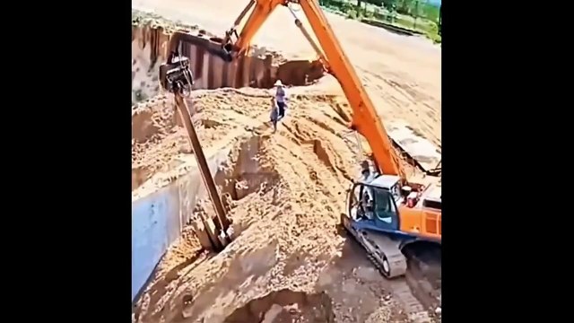 Ce conducteur de pelleteuse maitrise bien son engin de chantier