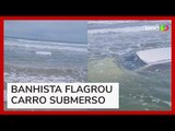 Vídeo mostra caminhonete boiando em praia de Bertioga (SP)