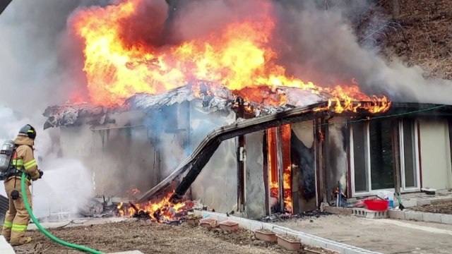 전북 무주 단독주택에서 불...다친 사람 없어 / YTN
