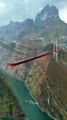 Un pont en construction dans les montagnes de Chine sera détenteur de deux records Huajiang, dans la province du Guizhou, s'élèvera à 625 m au-dessus de la rivière Beipan – plus haut qu'un bâtiment de 200 étages – et aura une longueur totale de 2 890 m.