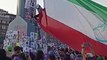 8M: mujeres colocan bandera con los colores de México en el asta bandera del Zócalo de la Ciudad de México