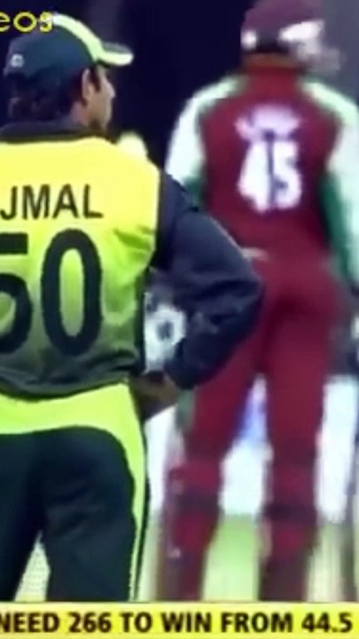 Wait for the end - Neeche betha tha PHOOL bana k - Shoaib Malik and Saeed Ajmal Funny Catch drop