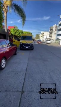 Dos sujetos armados asaltaron a un repartidor de DHL, los causantes abrieron los paquetes y robaron los artículos más valiosos. Esto en la colonia Colli CTM de Zapopan