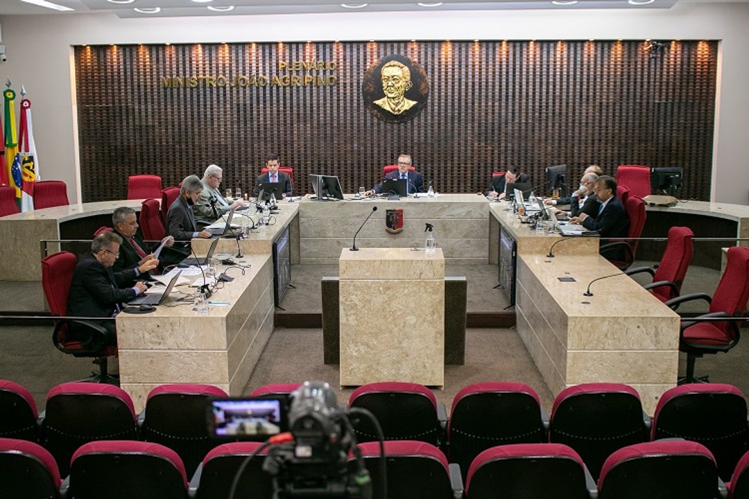 Oito prefeituras e duas câmaras municipais têm...