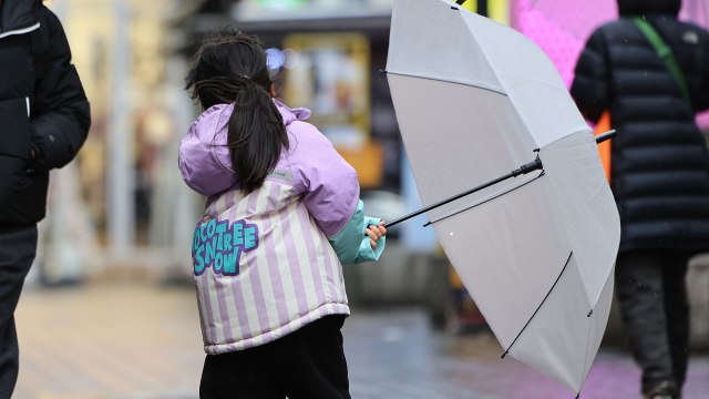 [날씨] 전국 봄비, 곳곳 벼락·돌풍...강원 산간 '대설주의보' / YTN