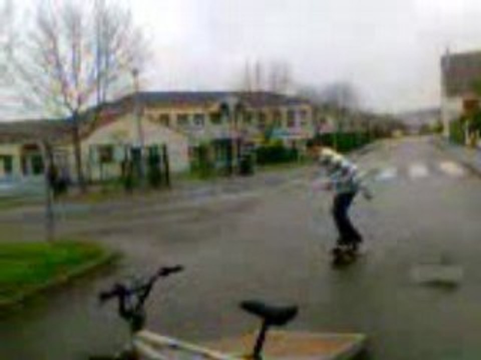bastien saut de bmx avec son tremplin avec c pote