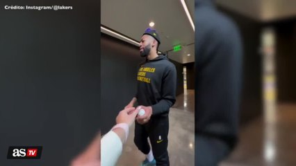 Lakers players do the viral Kobe trend