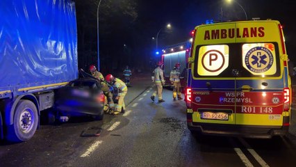W Przemyślu kierujący audi A3 wpadł w poślizg i wbił się naczepę ciężarówki