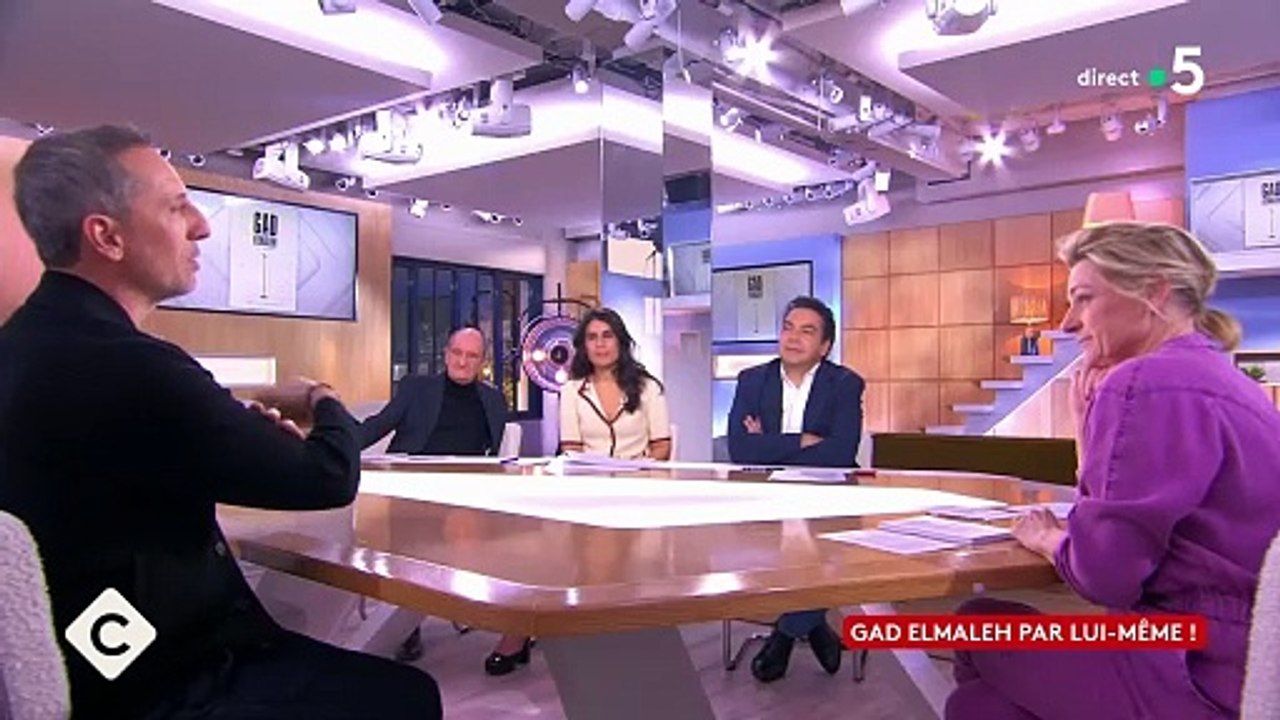Gad Elmaleh était l'invité de C à vous, sur France 5, pour parler de son 10ème spectacle baptisé "Lui-même". Il a été interrogé sur son nouveau rôle de "jeune" grand-père puisque son fils Noé est papa
