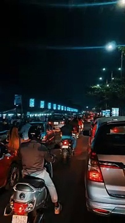 "Pedaling through the urban hustle, weaving through traffic like a symphony of motion. ‍♂️ #CityCyclist #UrbanAdventure #LifeInMotion"