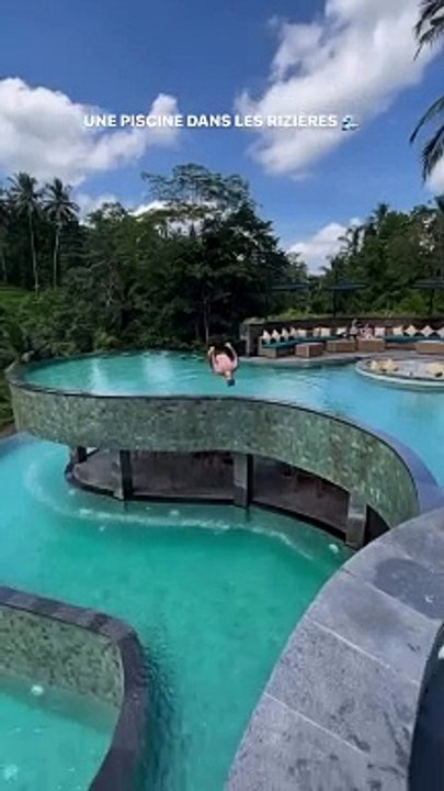 Une piscine dans les rizières à Bali