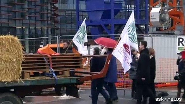 Nuova protesta degli agricolori davanti al Parlamento europeo