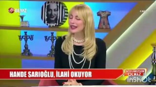 Hande Sarıoğlu, canlı yayında 'Canım Anam' ilahisini okudu.