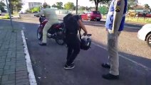 Motociclista fica ferido ao sofrer queda na Rua da Lapa, no Ciro Nardi