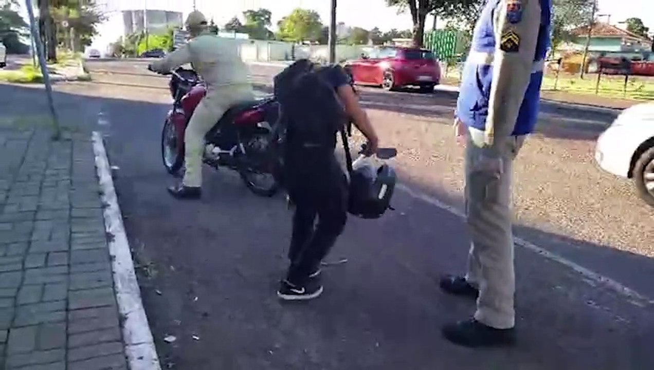 Motociclista fica ferido ao sofrer queda na Rua da Lapa, no Ciro Nardi