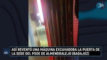 Así reventó una máquina excavadora la puerta de la sede del PSOE de Almendralejo (Badajoz)