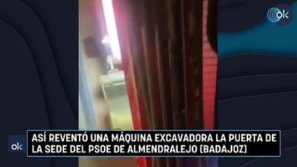 Así reventó una máquina excavadora la puerta de la sede del PSOE de Almendralejo (Badajoz)