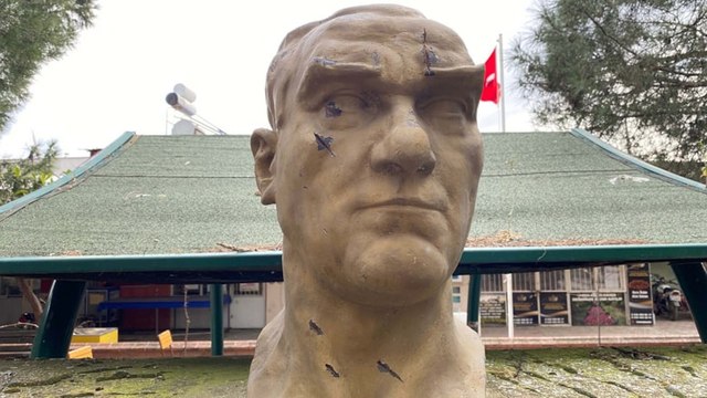 Atatürk büstüne baltalı saldırı