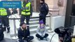 La Policía detiene a Greta Thunberg durante una protesta frente al parlamento sueco