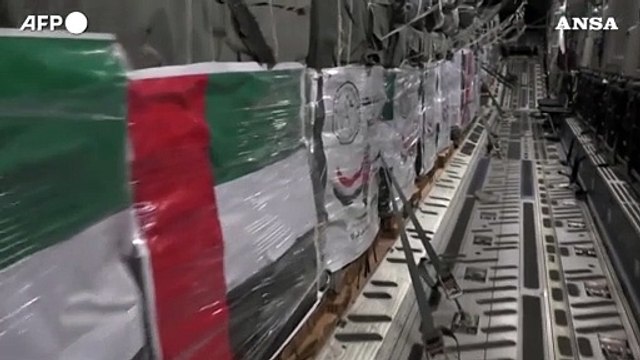 Gaza, pacchi di aiuti umanitari lanciati sulla Striscia da Emirati Arabi ed Egitto