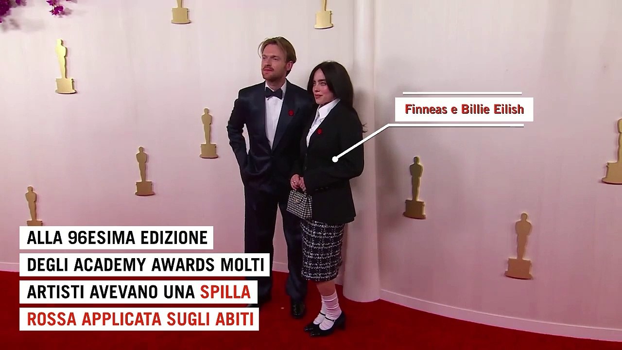 Una spilla rossa per il cessate il fuoco a Gaza: il messaggio delle star agli Oscar