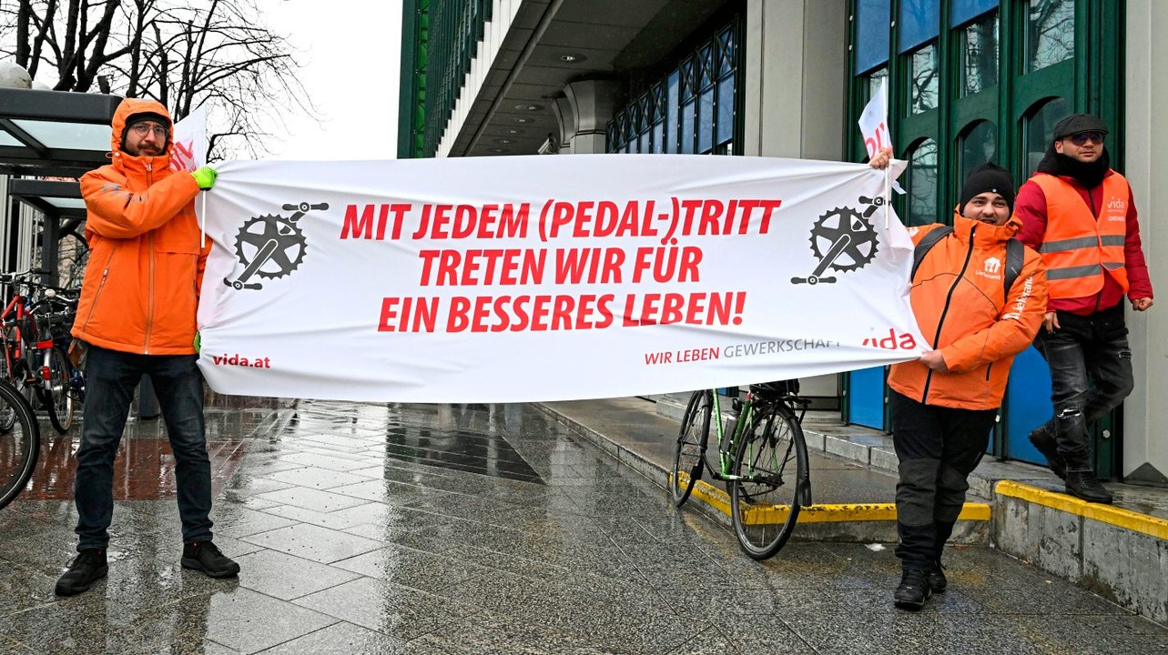 Fahrradboten demonstrieren gegen schleppende KV-Verhandlungen