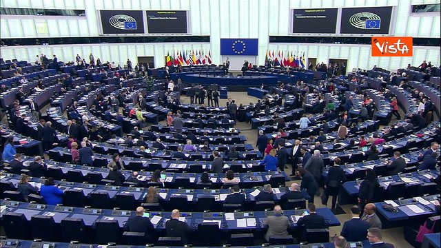 Le giocatrici della nazionale di calcio spagnola al Parlamento Ue. Ecco l'applauso dell'Aula