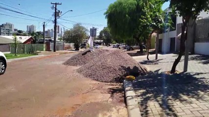 No meio do caminho tinha... dois montes de pedra