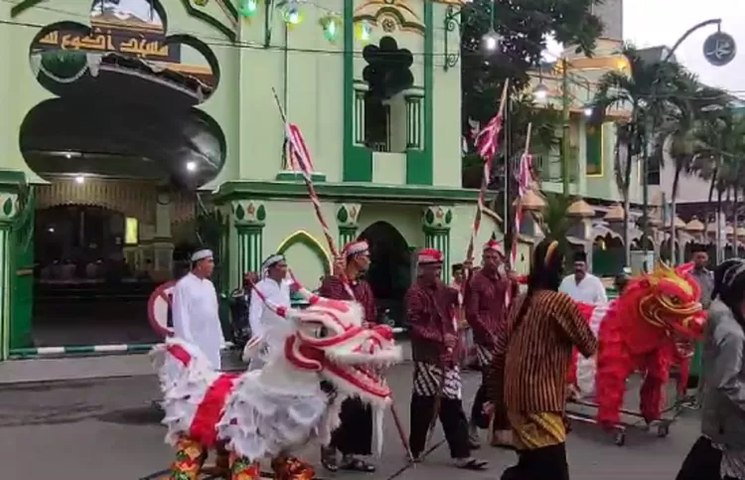 Duer...Pengunjung Aloon Aloon Masjid Agung Semarang Antusias Saksikan Tradisi Nyumet Dung Semarakkan Ramadhan