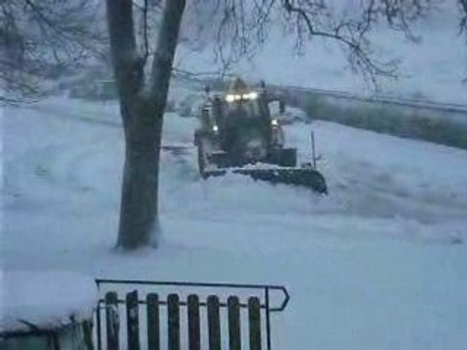 Des tracteurs qui déneigent