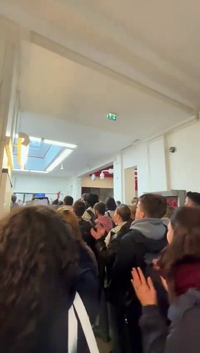Honte et scandale à Science Po cet après-midi où l'amphithéâtre a été occupé par des étudiant pro-palestiniens : Une étudiante a eu interdiction d'entrer car... elle était juive !