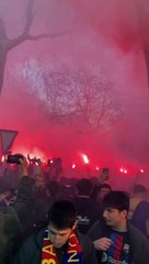 Descargar video: La hinchada del Barça calienta motores antes de recibir al Nápoles / CULEMANÍA