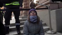 فيديو: الشرطة تبعد الناشطة غريتا تونبرغ بالقوة عن مظاهرة أمام البرلمان السويدي