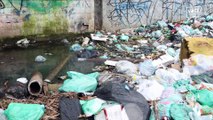 Denunciante Gabrielle Oliveira reclama de lixo e entulho acumulados na beira da pista, no Parque Verde
