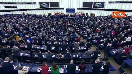 Le calciatrici della nazionale spagnola regalano una maglia della squadra a presidente Parlamento Ue