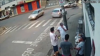 Caramelo "rouba" espetinho de carne de cliente; assista