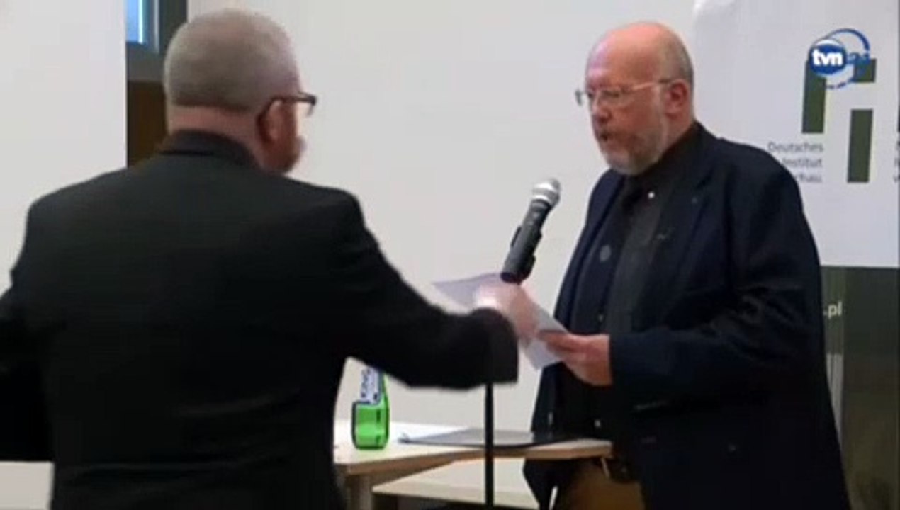 Le politicien polonais Grzegorz Braun interrompt le discours de l'institut allemand sur l'Holocauste en Pologne en brisant le microphone du haut-parleur.