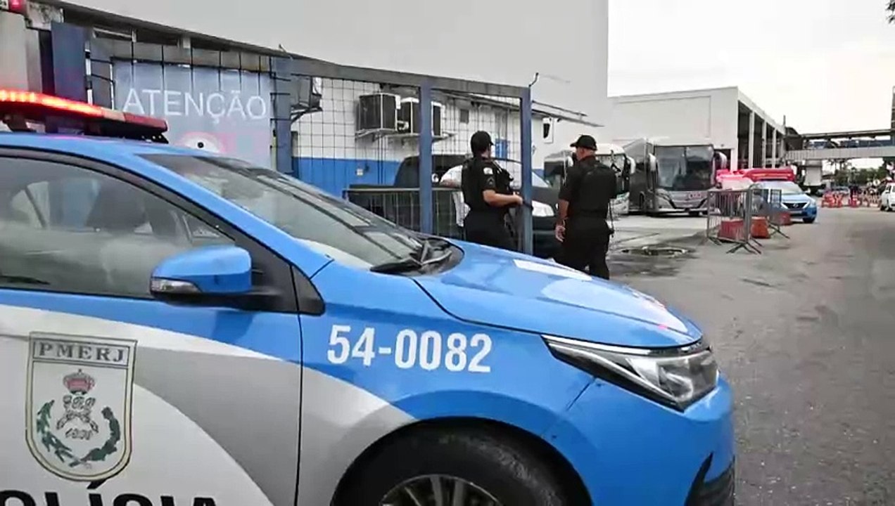 Sequestrador de ônibus na rodoviária do Rio se entrega e reféns são libertados