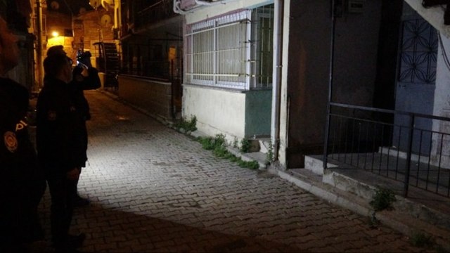 Evinde bıçaklanmış halde bulundu; kaldırıldığı hastanede öldü