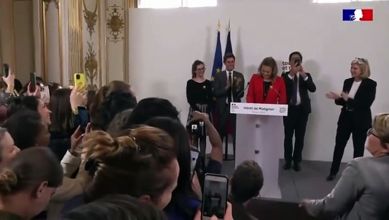 Journée des droits de la femme : La Ministre Olivia Gregoire chante "Sous vos seins, la grenade.  Sous vos seins, énormément d’entreprises.  Soyez fières".