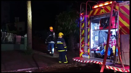 Casa de madeira é consumida por incêndio no bairro Alto Alegre