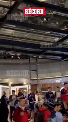 Chicharito riéndose y saludando a los chivahermanos