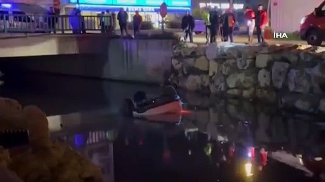 O anlar kamerada: Bir kişinin öldüğü otomobil kanala böyle düşmüş