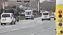 Esenler’de makas atan araç kazaya neden oldu! Ambulans, önüne savrulan otomobile çarptı