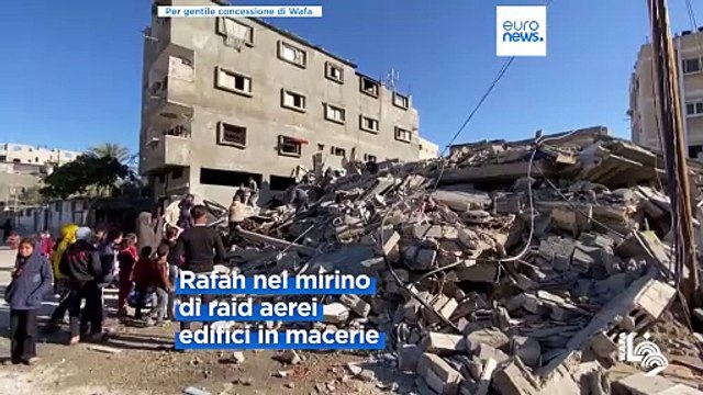 Gaza, ok all'accesso di sei camion con aiuti umanitari, Borrell: Israele usa la fame come arma