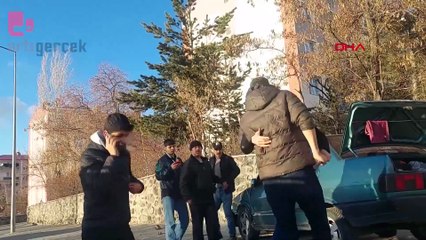 Oğlu otomobile çarptı, babası sürücüye saldırdı