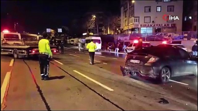 Esenler’de otomobil seyir halindeki servis minibüsüne çarptı: 2 yaralı