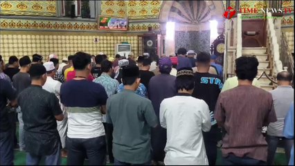 Ribuan Umat Muslim Medan Sholat Tarawih di Mesjid Raya Al Mashun Mesjid Bersejarah