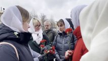 Así se manifiestan 'disimuladamente' las esposas y madres de los soldados rusos para pedir a Putin su relevo en el frente